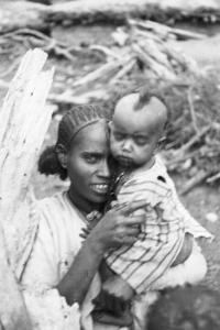Viaggio in Africa. Ritratto femminile - donna indigena con bambino