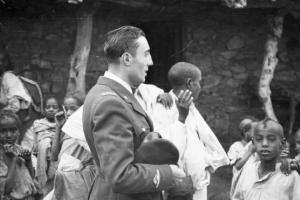 Viaggio in Africa. Militare italiano - Carletti con ragazzi indigeni
