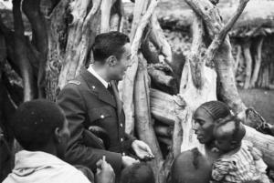 Viaggio in Africa. Militare italiano - Carletti con indigeni