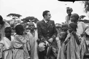 Viaggio in Africa. Militare italiano - Carletti con un gruppo di donne e ragazzi indigeni