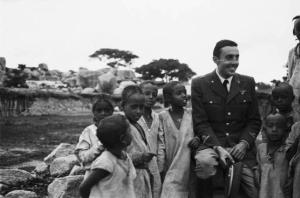 Viaggio in Africa. Militare italiano - Carletti con un gruppo di bambini indigeni