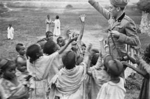 Viaggio in Africa. Militare italiano con bambini indigeni