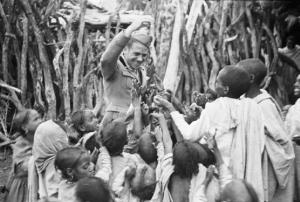 Viaggio in Africa. Militare italiano con bambini indigeni