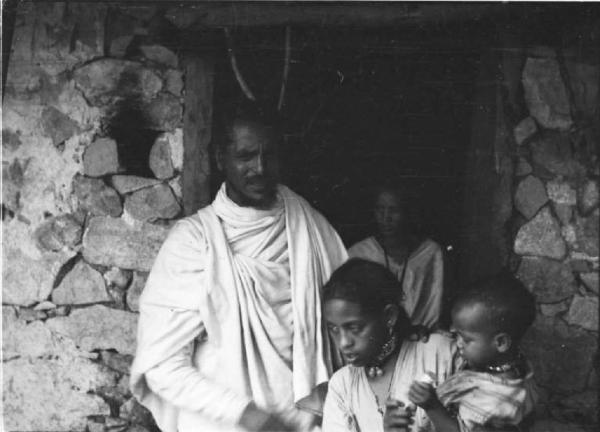 Viaggio in Africa. Insediamento indigeno di Mai Otza - ritratto di coppia - indigeno con bambino davanti a un cumulo di pietre