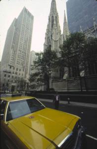 New York. Scorcio urbano, St. Patrick's Cathedral. Taxi in primo piano