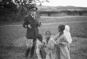 Viaggio in Africa. Militare italliano parla con bambini indigeni