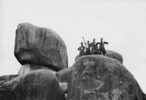 Viaggio in Africa. Paesaggio roccioso - Sasso d'Utò (?). Gruppo di militari sullo sfondo