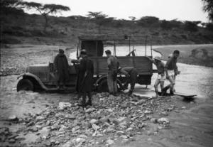 Viaggio in Africa. Impantanamento di un automezzo militare durante l'attraversamento del fiume Mai Edaga