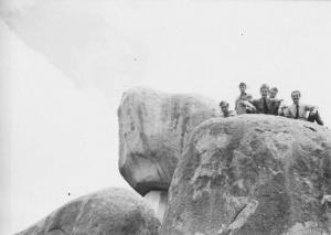 Viaggio in Africa. Ritratto di gruppo - militari che posano presso una roccia levigata. Sasso d'Utò (?)