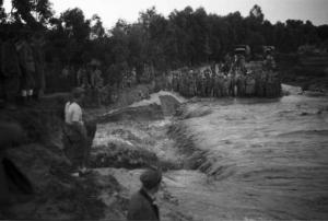 Viaggio in Africa. Gruppo di militari osserva il fiume Mai Edaga in piena