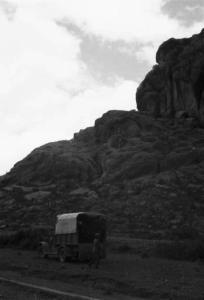 Viaggio in Africa. Gita ad Amba Matara - automezzo militare, sullo sfondo una montagna rocciosa