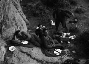 Viaggio in Africa. Gita ad Amba Matara - ritratto di gruppo - quattro militari durante la pausa pranzo - tra di essi Federico Patellani