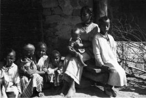 Viaggio in Africa. Insediamento indigeno di Mai Otza - ritratto di gruppo - madre con sei figli