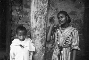 Viaggio in Africa. Insediamento indigeno di Mai Otza - donna e fanciulla nei pressi di un albero