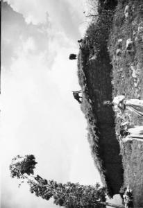 Viaggio in Africa. Insediamento indigeno di Mai Otza - donna con fanciulla - veduta della zona con un gruppo di caprette sullo sfondo, in cima a una collina