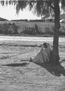 Viaggio in Africa. Pastore indigeno riposa all'ombra di un albero