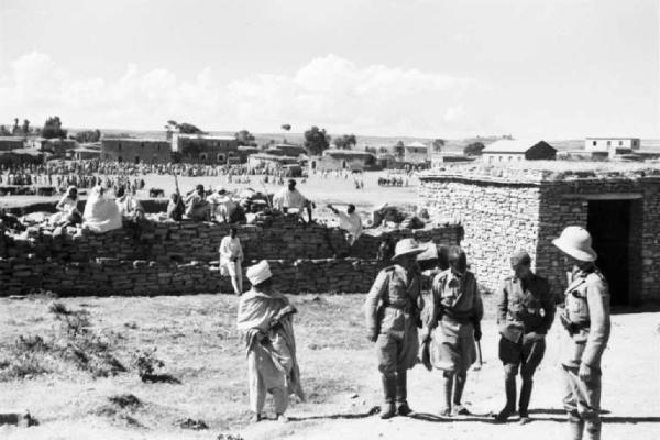 Viaggio in Africa. Macalle - militari italiani, sullo sfondo il villaggio