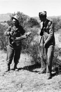 Viaggio in Africa. Due militari italiani durante una battuta di caccia