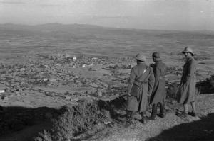 Viaggio in Africa. Tre militari italiani guardano il panorama dall'alto di una collina