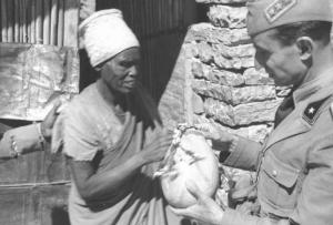Viaggio in Africa. Macalle - il mercato - contrattazione per la vendita di un vaso tra un venditore ambulante indigeno e un ufficiale italiano