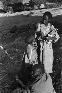 Viaggio in Africa. Famiglia indigena in prossimità della sua abitazione