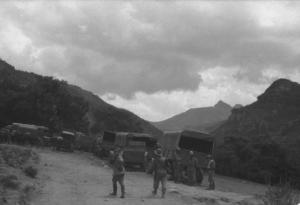 Viaggio in Africa. Militari italiani, un carovana di autocarri tra le rocce