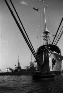 Viaggio in Africa. Massaua: scorcio del porto con piroscafo battente bandiera italiana e nave militare ormeggiati a una boa galleggiante