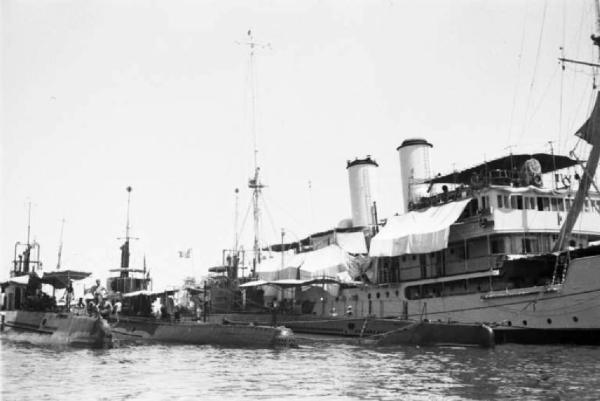Viaggio in Africa. Porto di Massaua: nave militare italiana e sottomarini ormeggiati sottobordo