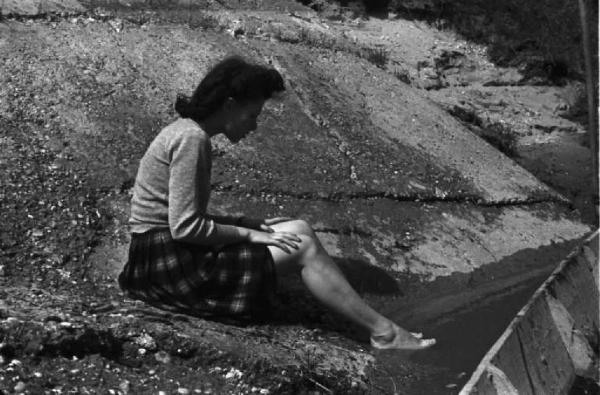 Ritratto femminile, giovane zingara seduta lungo le rive del Ticino