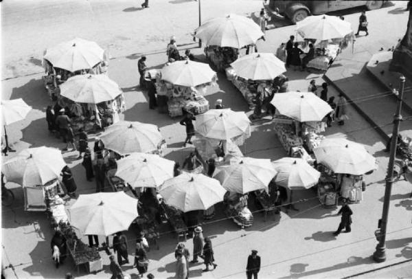 Viaggio in Jugoslavia. Zagabria: piazza Jelaciç ripresa dall'alto con le bancarelle del mercato riparate da ombrelloni