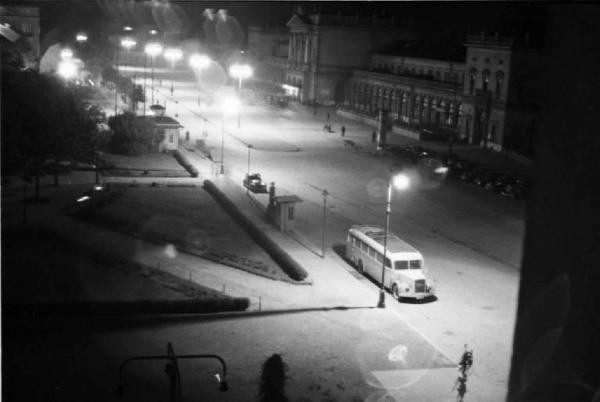 Viaggio in Jugoslavia. Zagabria: veduta notturna di una via cittadina illuminata dai lampioni