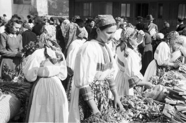 Viaggio in Jugoslavia. Zagabria: il mercato. Donne croate presso una bancarella di frutta e verdura