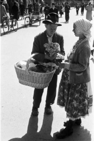 Viaggio in Jugoslavia. Zagabria: mercato. Donna croata compra un mazzo di fiori da un ambulante