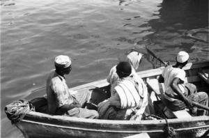 Viaggio in Africa. Porto di Massaua: indigeni a bordo di una imbarcazione a remi