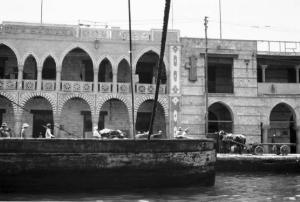 Viaggio in Africa. Porto di Massaua: boa galleggiante e, sullo sfondo, edificio con doppio porticato