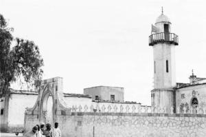 Viaggio in Africa. L'ingresso e il minareto di una moschea