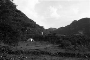 Viaggio in Africa. Paesaggio africano: accampamento militare italiano posizionato tra la boscaglia alle pendici delle colline