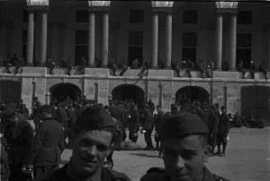 Blevio: presidio militare. Ritratto di coppia, due militari italiani in divisa dopo lo smonto di un picchetto