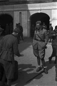Blevio: presidio militare. Militari italiani in divisa dopo lo smonto di un picchetto