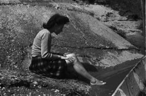 Ritratto femminile, giovane zingara seduta lungo le rive del Ticino