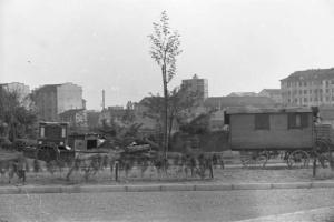 Periferia di Milano: campo nomadi, carri trainati da cavalli