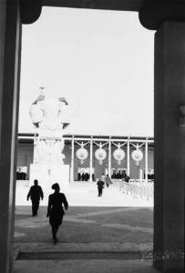 Prima Mostra Triennale delle Terre Italiane d'oltremare - piazzale Roma - visitatori e gerarchi fascisti