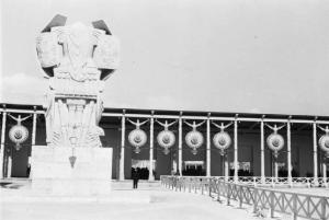 Prima Mostra Triennale delle Terre Italiane d'oltremare - piazzale Roma - ingresso principale ai padiglioni - monumentale trofeo romano opera dello scultore Enzo Puchetti
