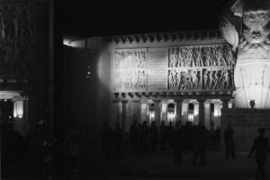 Prima Mostra Triennale delle Terre Italiane d'Oltremare - piazza Roma - padiglione Roma - portico di accesso - trofeo romano opera di Enzo Puchetti - illuminazione nooturna - visitatori