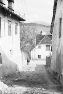 Viaggio in Jugoslavia. Periferia di Postumia - strada sterrata - case