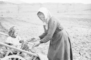 Viaggio in Jugoslavia. Tragitto Postumia-Lubiana - contadina con la figlia seduta in un carretto