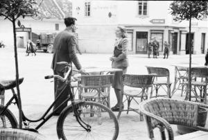 Viaggio in Jugoslavia. Postumia - un uomo e una donna in procinto di sedersi al tavolo di un bar