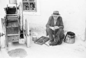 Viaggio in Jugoslavia. Postumia - anziano ambulante - carretto e strumenti del mestiere