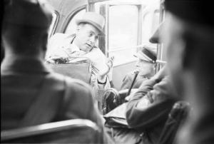 Viaggio in Jugoslavia. Tragitto Postumia-Lubiana - uomini in borghese e militari a bordo di una automobile