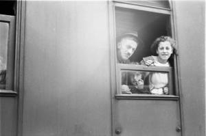 Viaggio in Jugoslavia. Lubiana - ritratto di gruppo - famiglia affacciata al finestrino di un treno